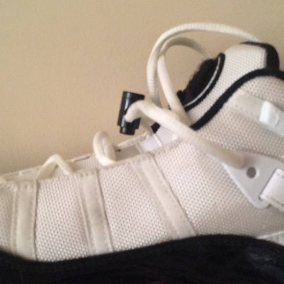 🔥Host Pick: Six Ring Jordan’s (black patten leather toe and white fabric) Clean